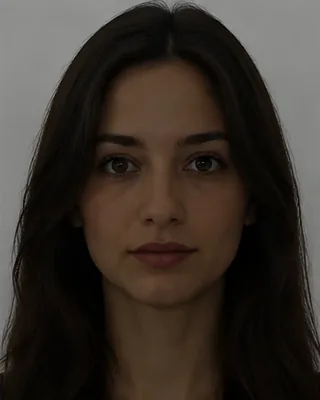 Loş ışıkta, yüzü karanlık kadın.