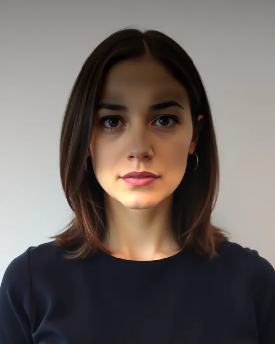 Aşağıdan aydınlanan kadın; alnı karanlık, çenesi ve yanakları parlak.